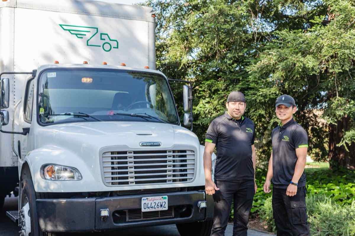 人人搬運師傅站在搬運貨車前 Run Run movers beside their truck