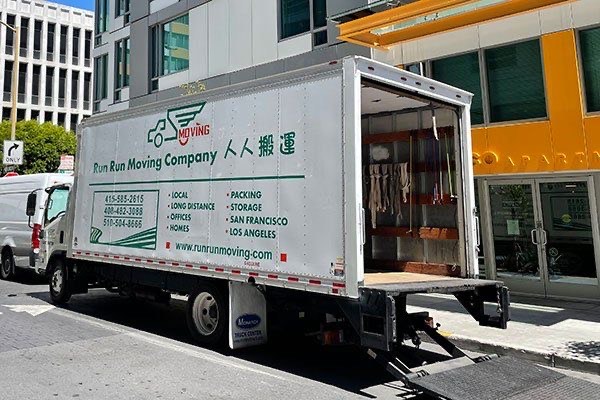 人人搬運貨車打開尾板準備上貨 Run Run truck with liftgate down