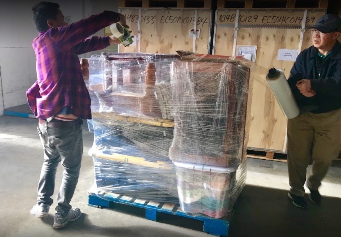 倉庫內打包上板的貨物 Palletized and wrapped goods in a warehouse